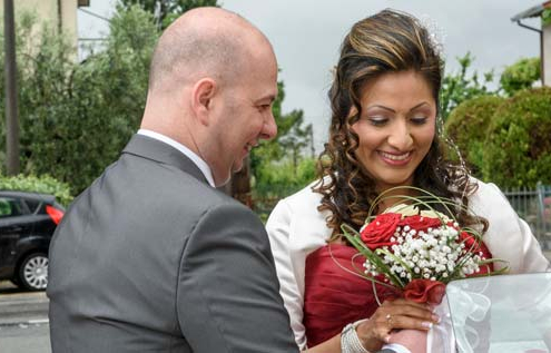 Igor lo sposo consegna il Bouquet a Jessica