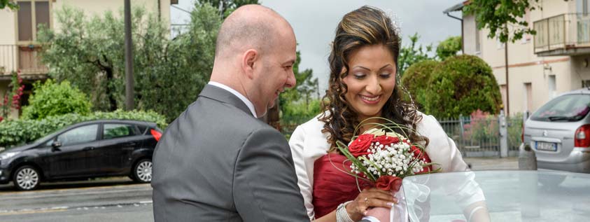Igor lo sposo consegna il Bouquet a Jessica