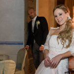 Sposa-in-primo-piano-marito-sullo-sfondo
