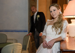 Sposa-in-primo-piano-marito-sullo-sfondo