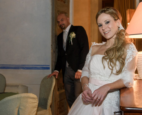 Sposa-in-primo-piano-marito-sullo-sfondo