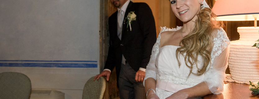 Sposa-in-primo-piano-marito-sullo-sfondo