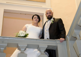Sposi-affacciati-allo-scalone-del-Comune-Forli