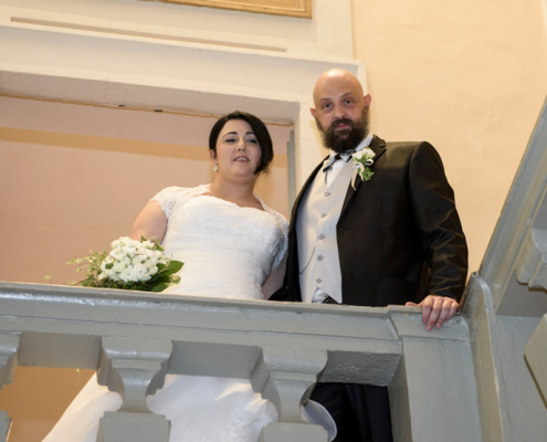 Sposi-affacciati-allo-scalone-del-Comune-Forli