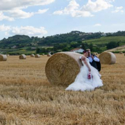 Sposi in mezzo al grano trebbiato