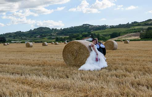 Sposi in mezzo al grano trebbiato