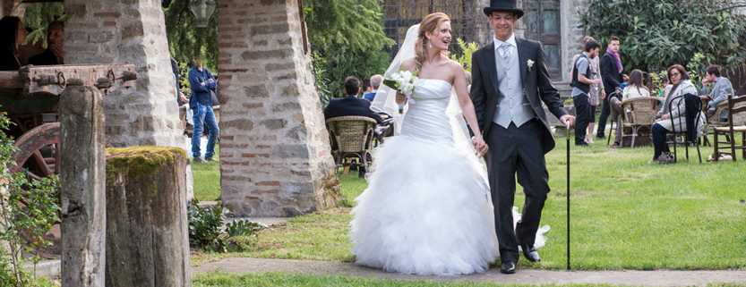 Sposi-mano-nella-mano-a-Borgo-Fregnano