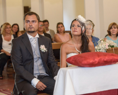 Sposi-seduti-in-Chiesa
