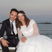 Sposi seduti sul lettino in riva al mare