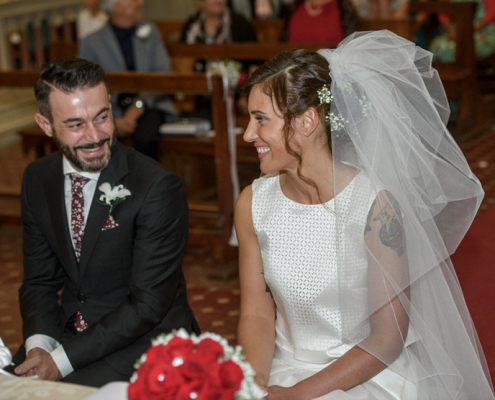 Sposi-si-guardano-sorridenti