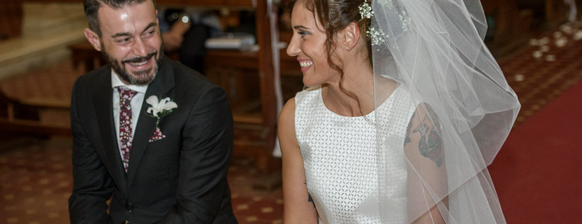 Sposi-si-guardano-sorridenti