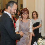 Sposi-si-tengono-per-mano-in-Chiesa