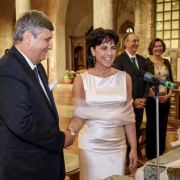 Sposi-sorridenti-davanti-al-Sacerdote