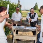 Sposi tagliano il tronco