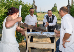 Sposi tagliano il tronco