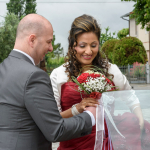 Sposo-dona-bouquet-di-fiori-alla-sposa