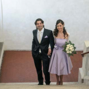 Stefano e Cristina salgono le scale del comune a Cervia