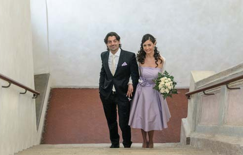 Stefano e Cristina salgono le scale del comune a Cervia