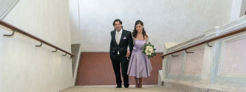 Stefano e Cristina salgono le scale del comune a Cervia