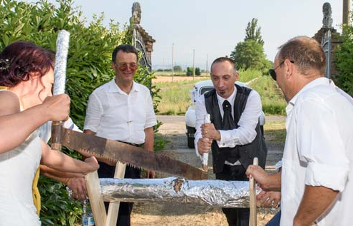 Taglio del tronchi degli sposi