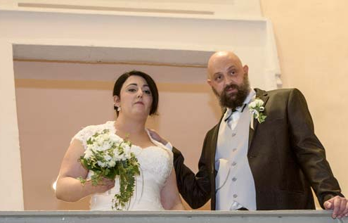 Teresa-ed-Omar-affacciati-alla-scala-del-comune-di-Forlì