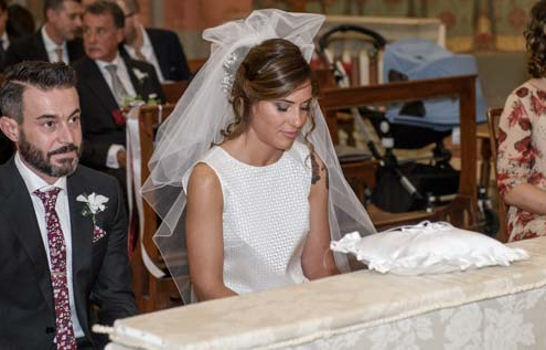 Valeria e Stefano davanti all'altare