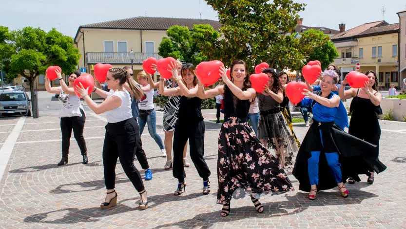 Fotoreporter matrimonio; gruppo di invitate che ballano in onore degli sposi
