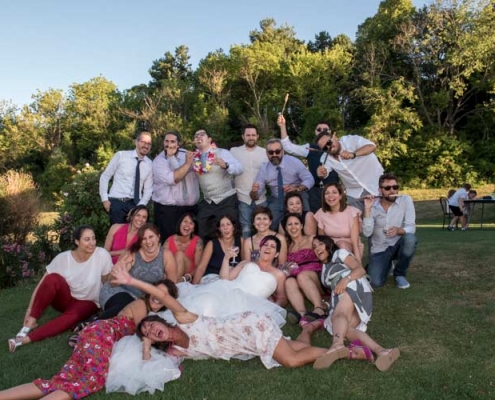 Fotoreporter-matrimonio con la-sposa in mezzo ad un gruppo di invitati