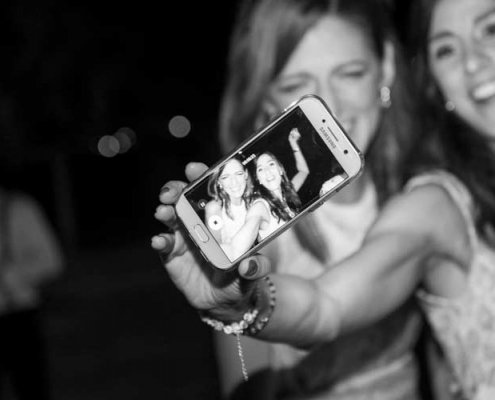 Videomaker matrimonio fotogramma di due invitate che si fanno il selfie con il cellulare