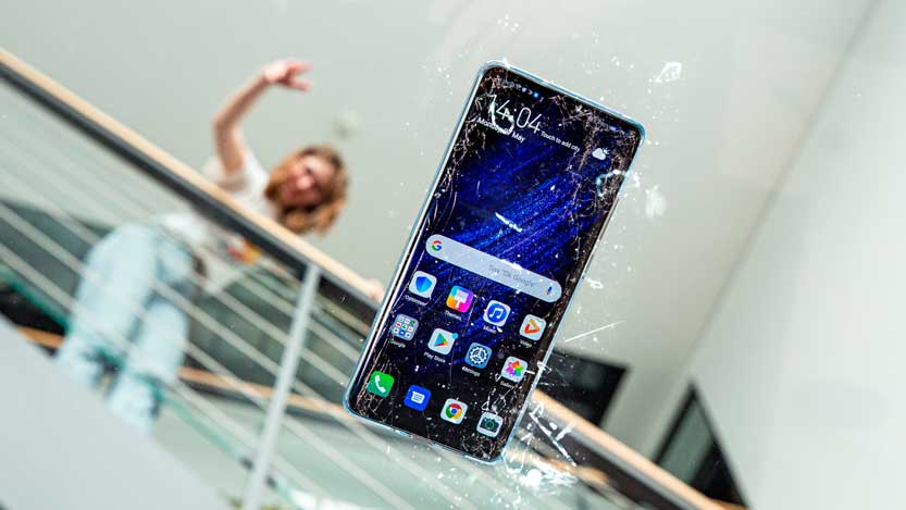 Ragazza rompre il cellulare addio foto scattate