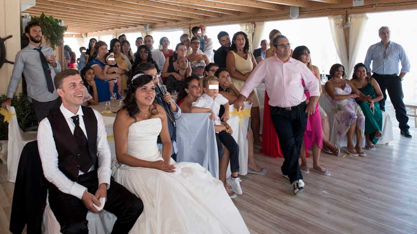 Sposi mentre guarfano un filmato con gli invitati