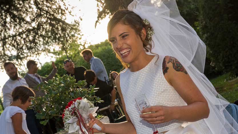 Sposa sorridente con luce dorata