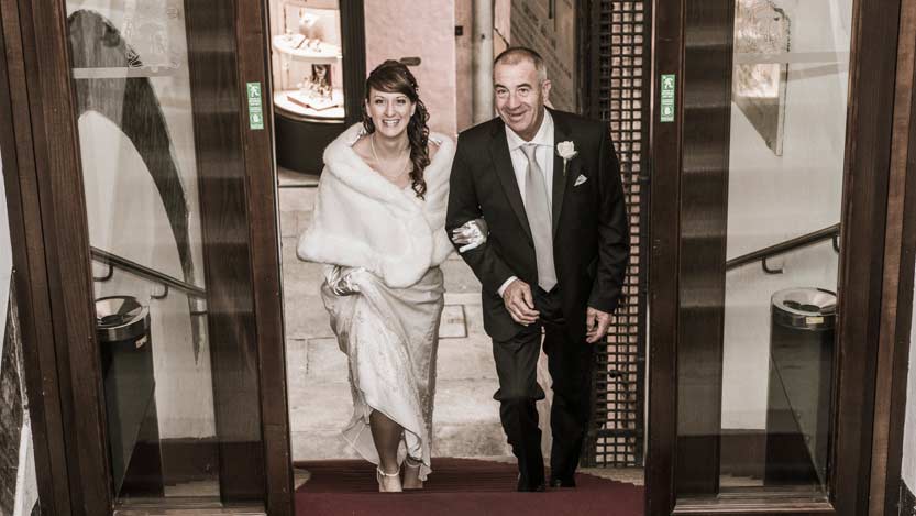 Servizio fotografico matrimonio: la sposa sale le scale