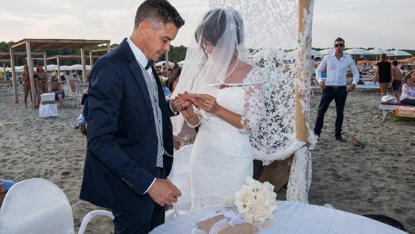 servizio fotografico matrimonio scambio degli anelli in spiaggia