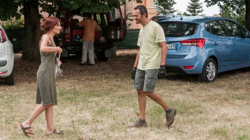 Katia e Ivan i due sposi si incontrano nel luogo dove avverrà la festa nuziale
