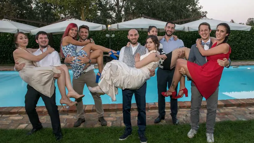 Fotografo matrimonio sposa ed amiche tenute in braccio