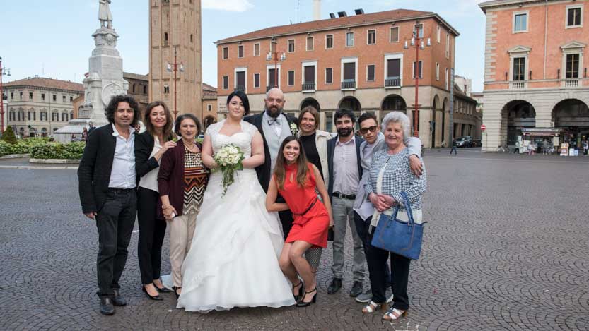 Fotografo matrimonio Forlì in P.Saffi a sposi e gruppo di amici