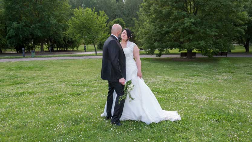 Fotografo matrimonio Forlì di sposi presso il Parco Urbano