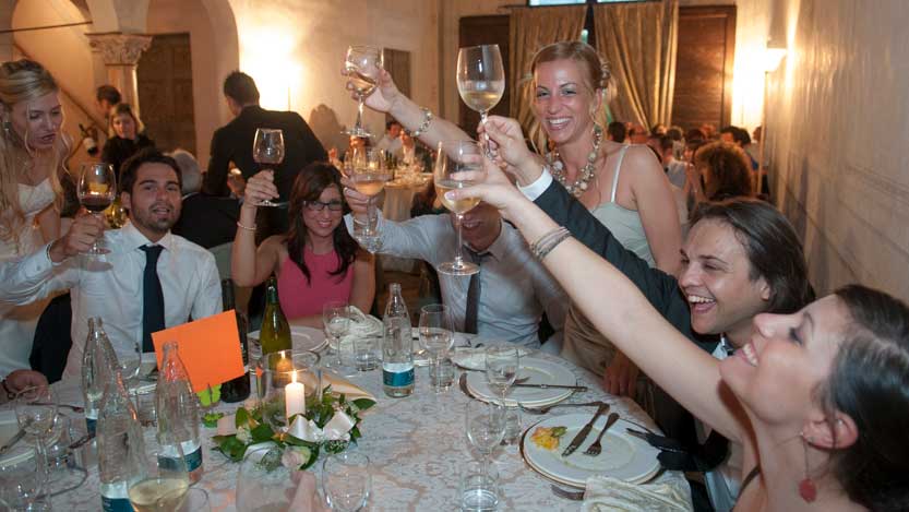 Villa Rota il brindisi di un tavolo di amici