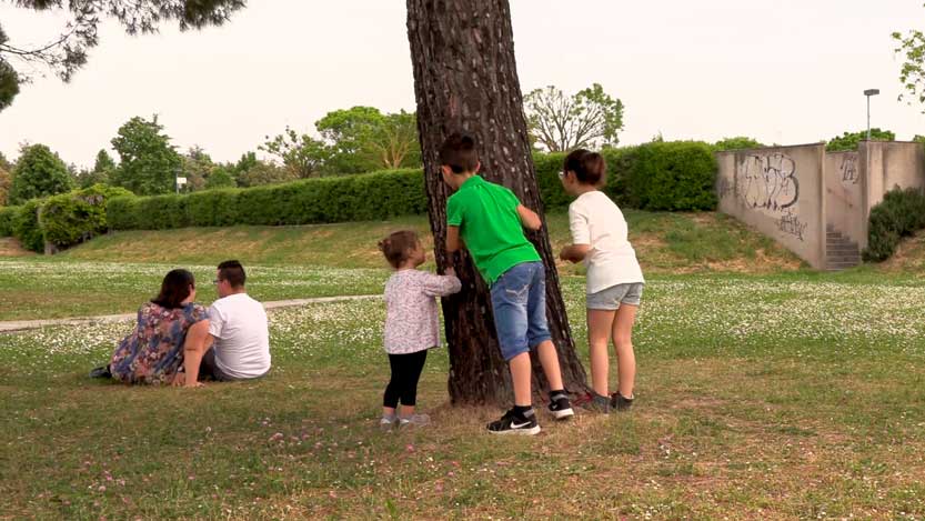 fotogramma di una video partecipazione dove i bimbi ascoltano il dialogo di mamma e papà