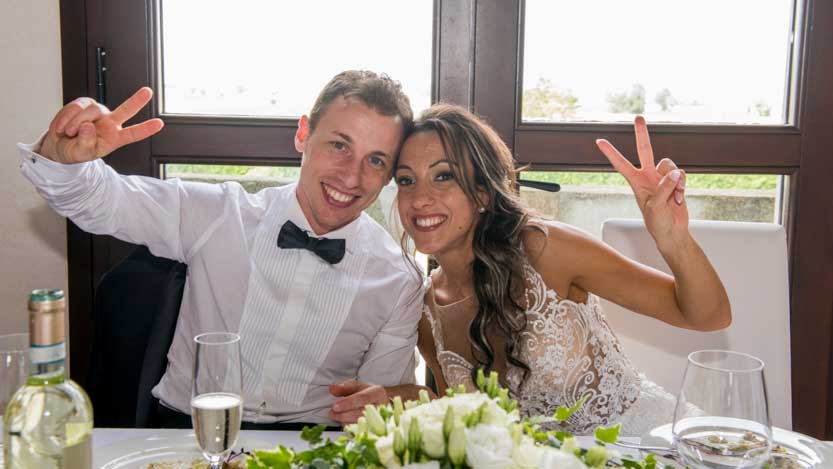 Fotoreportage matrimonio con tavolo nuziale disposto in controluce
