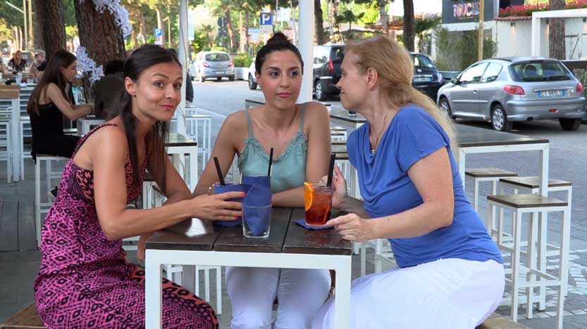 La-sposa-al-centro-con-le-amiche-sedute-al-tavolino