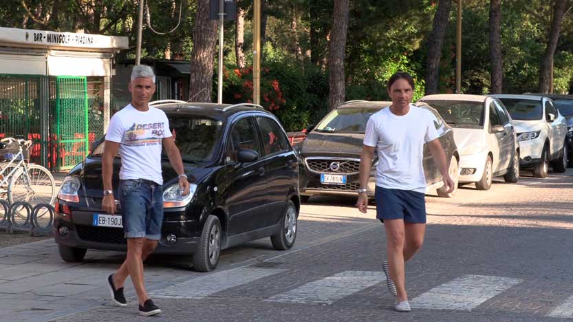 Lo-sposo-con-Nello-il-suo-amico-arrivano-a-Marina
