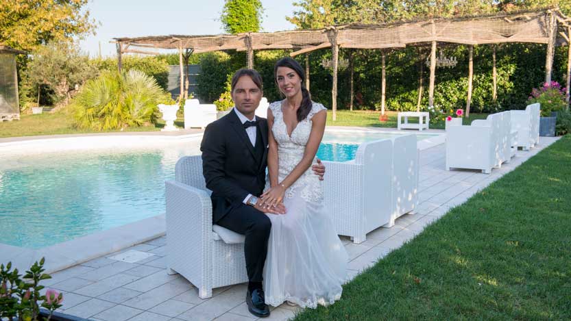Sposi seduti a bordo piscina ai tre pizzichi di sale