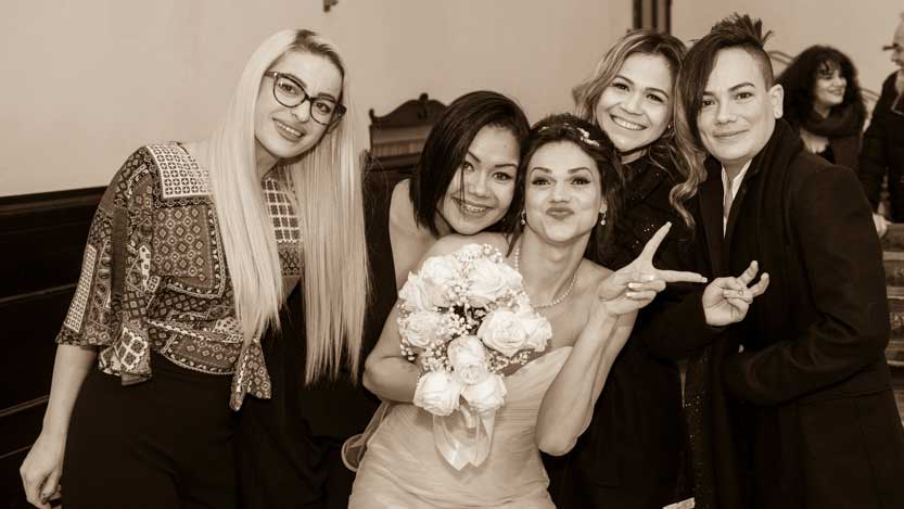 Foto di gruppo spontanea e divertente con sposa ed amiche