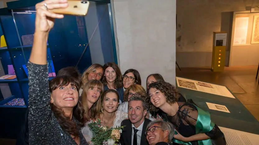 Gruppo amici ed il selfie con la sposa