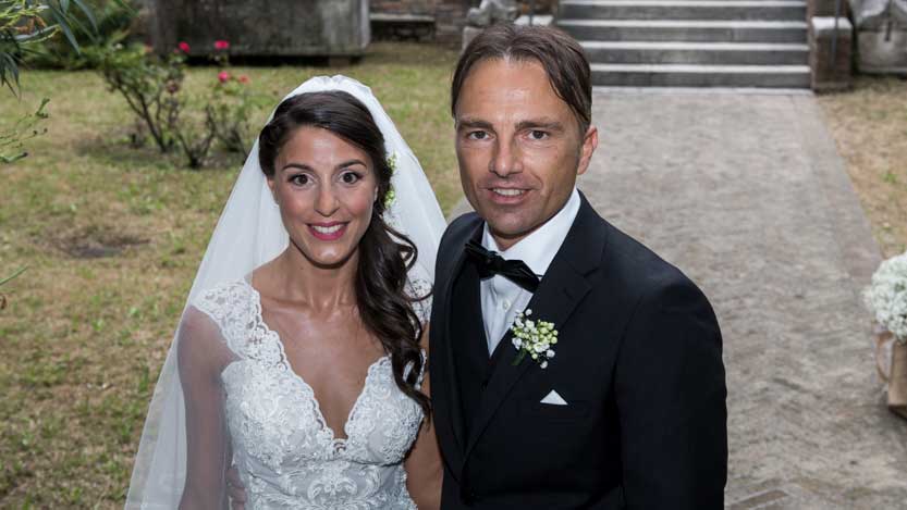 Il sorriso tirato della sposa Isabella prima di entrare in Chiesa