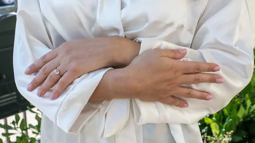 Mani curate della sposa con anello di fidanzamento