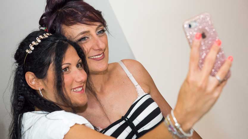 Selfie della sposa sorridente con la testimone