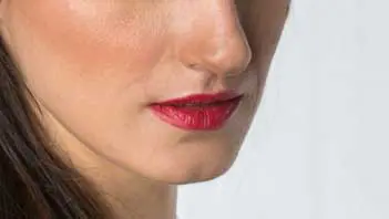 Labbra con rossetto rosso in tema natalizio